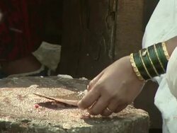 CU Food vendor chopping and preparing fish/ Dharavi, Mumbai, India Stock Footage