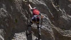 A young man rock climbing on a mountain. Stock Footage