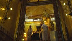 Mahamuni Buddha face cleaning ritual in Myanmar Stock Footage