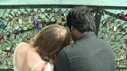 VOICED : Selfies en lugar de candados del amor News Clip