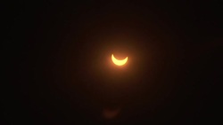 Flight lets passengers see eclipse in the air News Clip
