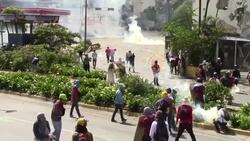 Govt protesters and military clash in Caracas Instructional Video