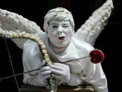 CU ZI ZO Cupid performing tricks / Plaza, Florence, Italy Stock Footage