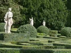 MS Shot of Statue in Giardino Giusti botanical renaissance park / Verona, Veneto, Italy Stock Footage