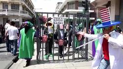 CLEAN : Guatemalans call for presidentÃ‚Â’s resignation in satirical parade News Clip