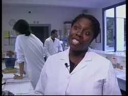 RR0251/C  France/UK: Perfume News Clip