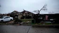 VOICED : Tornados y tormentas castigan el sur de EEUU News Clip