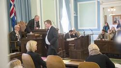 CLEAN : Thousands protest as Panama Papers put pressure on Iceland PM News Clip