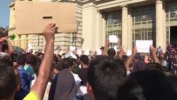 CLEAN : Wait continues for migrants outside Budapest train station (2) News Clip