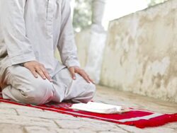 HD: Islamic Man Doing Sujud Stock Footage