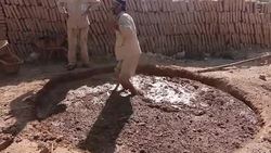 VOICED : En Siria tumbas mas profundas para mayor numero de muertos News Clip