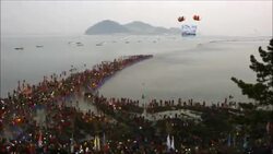 CLEAN : Thousands turn out for annual sea parting phenomenon News Clip