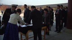 CLEAN : Hollande tours Seoul palace on South Korean visit News Clip