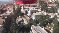 La Paz estrena teleferico que tiene la intencion de mejorar su caotico transporte publico. News Clip