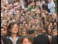 UPDATE Titanic star walks the red carpet News Clip