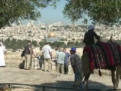 MS People standing on Mount of Olives and looking to city from Dome of Rock / Jerusalem, Mechoz Jeruschalajim, Israel Stock Footage