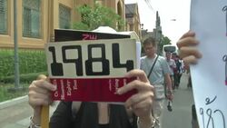 Yingluck arrives for meeting with military officials; small protest against coup News Clip