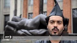 VOICED : Boteros con mascaras de gas denuncian contaminacion en Medellin News Clip