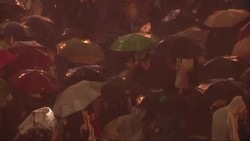 Pro-democracy demonstration undeterred by heavy rain, stage 'mobile light' vigil News Clip