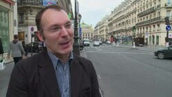 Spring brings out the romance in Paris News Clip