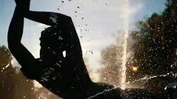 Water cascades over Venus in the Showalter Fountain on the campus of Indiana University in Bloomington, Indiana. Stock Footage