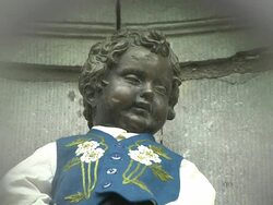 Pull Back Shot Manneken Pis Flemish Brabent Brussels Belgium Stock Footage