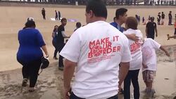 VOICED : Tres minutos de abrazos tras anos de separacion News Clip