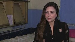 VOICED : El barrio rojo en Pakistan que agoniza victima de internet News Clip