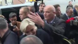 VOICED : Francia: manifestantes lanzan huevos a Marine Le Pen News Clip