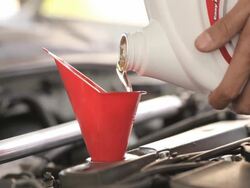 engine oil change Stock Footage