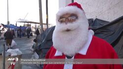 VOICED : Santa Claus alivia la dura espera de ninos migrantes en mexicana Ciudad Juarez News Clip