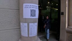 People on the streets of the Spanish capital Madrid on Monday expressed their disappointment at the results of a mock independence poll held on Sunday in the country's northeastern region of Catalonia. (Nov. 10) News Clip