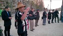 CLEAN : COP21 A dugout canoe from indigenous lands arrives in Paris News Clip