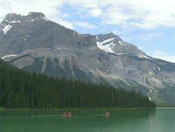 WS People enjoying and boating at Emerald Lake / Yoho Nationalpark, British Columbia, Canada Stock Footage