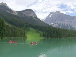 WS People enjoying and boating at Emerald Lake / Yoho Nationalpark, British Columbia, Canada Stock Footage