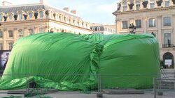 CLEAN : Saboteurs deflate US artwork in Paris News Clip