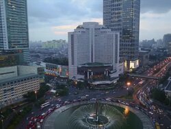 WS  Hotel Indonesia Monument  roundabout with traffic at dusk Stock Footage