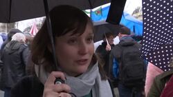 Big turnout for Women's Day march in Paris despite rainy weather Instructional Video
