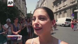 Bailarinas danzan contra recortes en Argentina Instructional Video