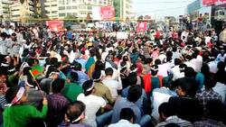 CLEAN : Tens of thousands join war News Clip