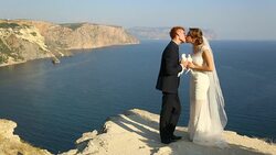 newlyweds with white pigeons Stock Footage