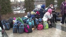 CLEAN : Turkey: Women march to Syria border for their Syrian sisters News Clip