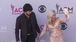 What's that line? Country singers make best of forgotten lyrics Instructional Video