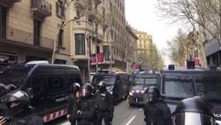 Brief clashes between Catalan separatists and police in Barcelona Instructional Video