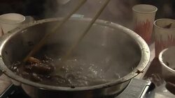 Thousands celebrate end of lunar new year by sitting down for mass dinner News Clip