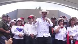 VOICED : Policias reprimen con gas marcha opositora en Honduras News Clip