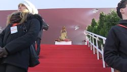 VOICED : Multitudinaria misa de la familia en News Clip