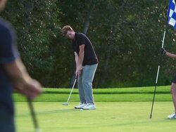Man makes a putt Stock Footage