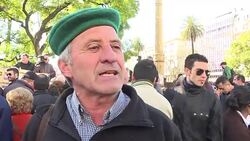 VOICED : Regalan fruta en Argentina en senal de protesta News Clip