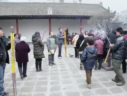 MS PAN Pilgrims burning joss sticks to praying for good luck during Chinese Lunar New Year at Buddhist temple / xi'an, shaanxi, china Stock Footage